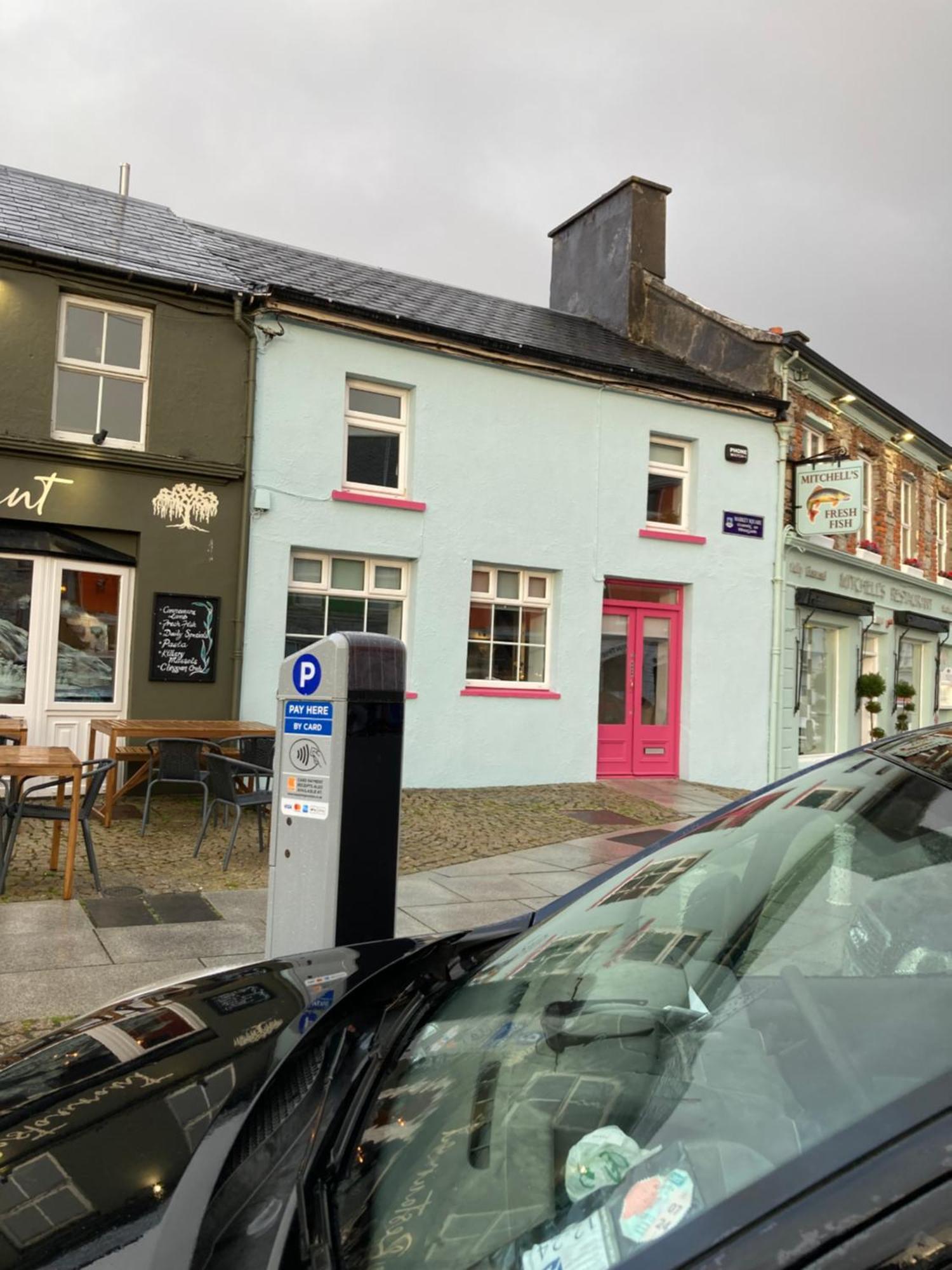 Pink Door House In Clifden Villa Buitenkant foto